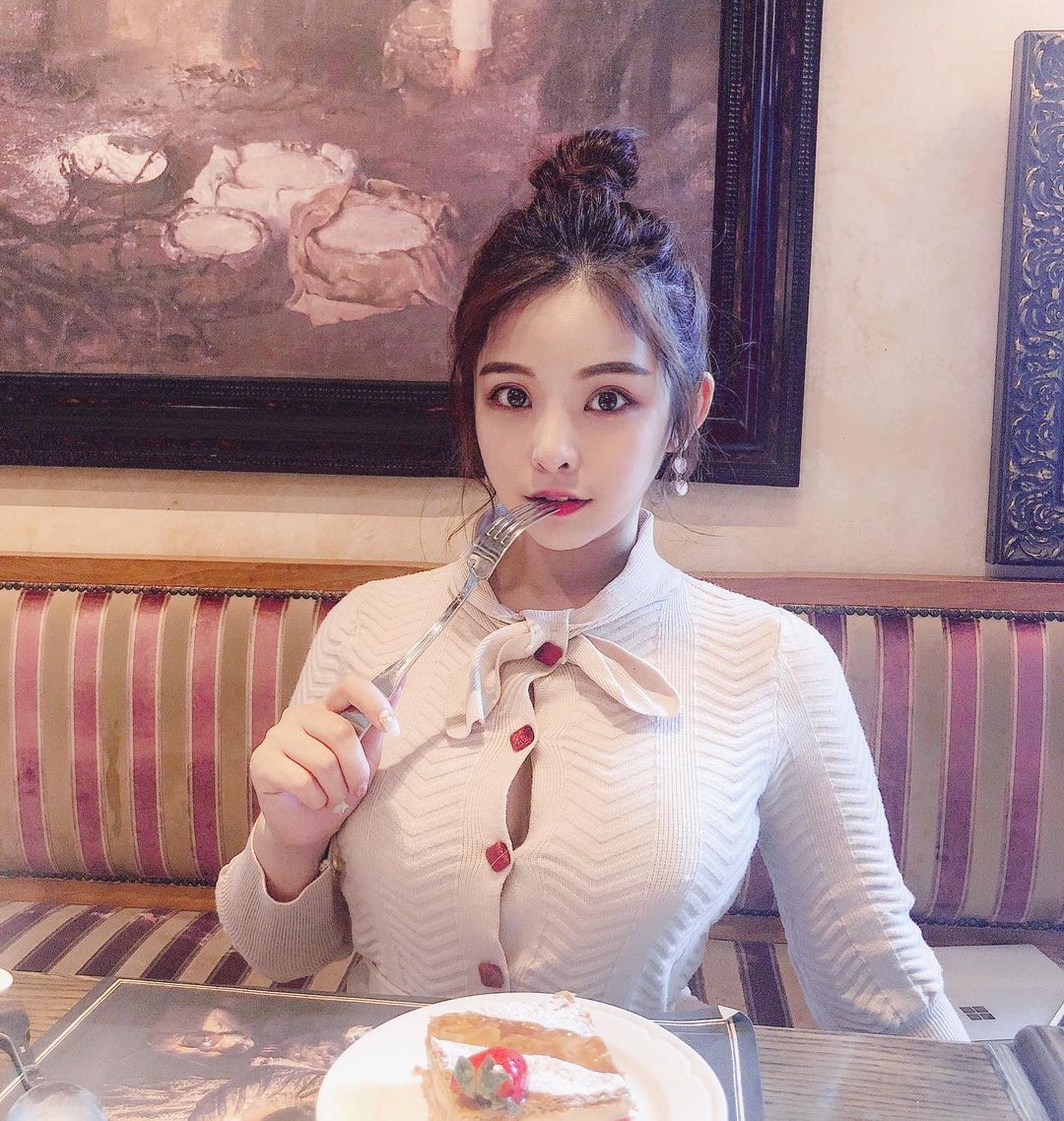 小圆脸Cynthia灿笑有够甜，胸前深沟陷进去就出不来啦