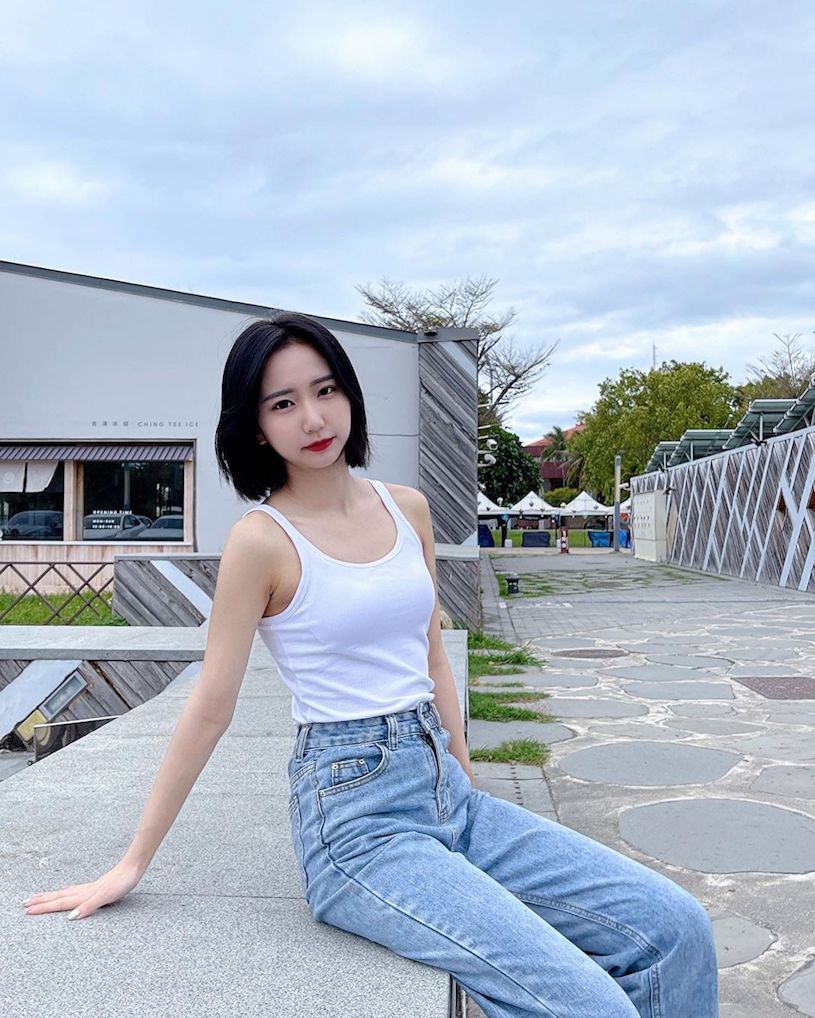 IG网红妹子米娜「迷人事业线配红唇」好极品啊！