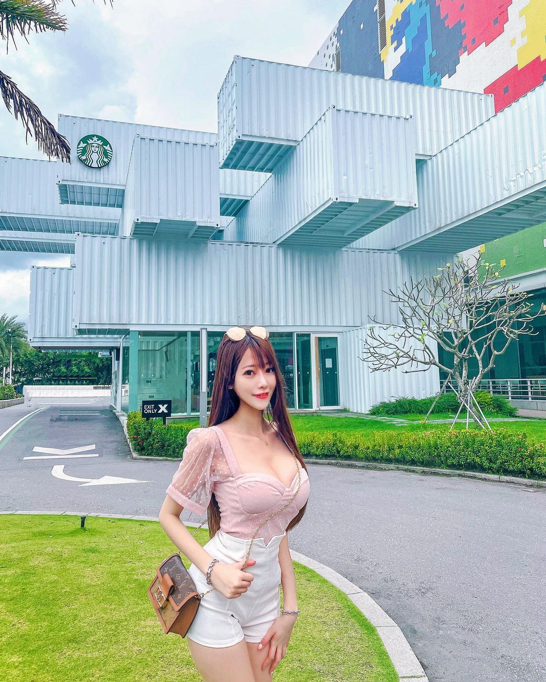 女郎「Micky吴芸帆」外型甜美清秀，十分讨喜！