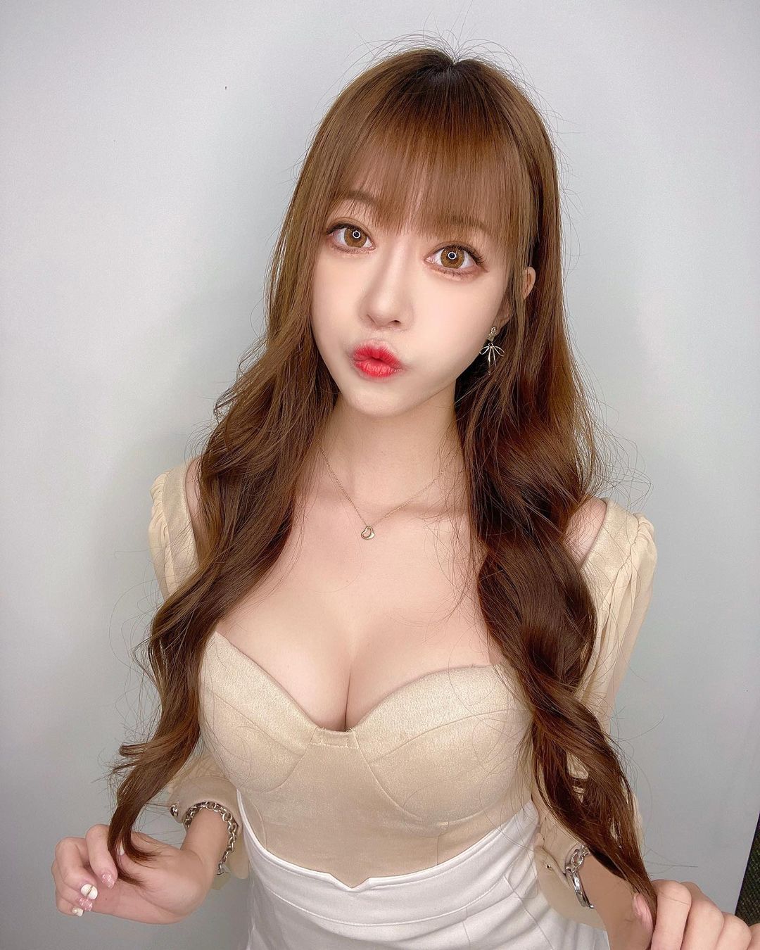 女郎「Micky吴芸帆」外型甜美清秀，十分讨喜！