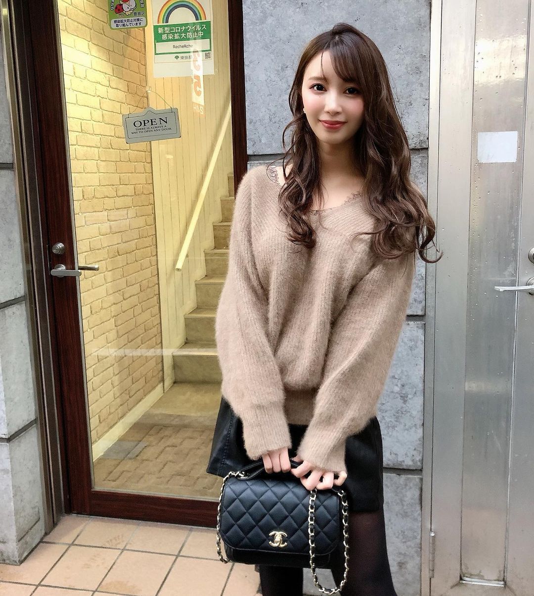 气质出众的柜台小姐转职当写真女星！超正