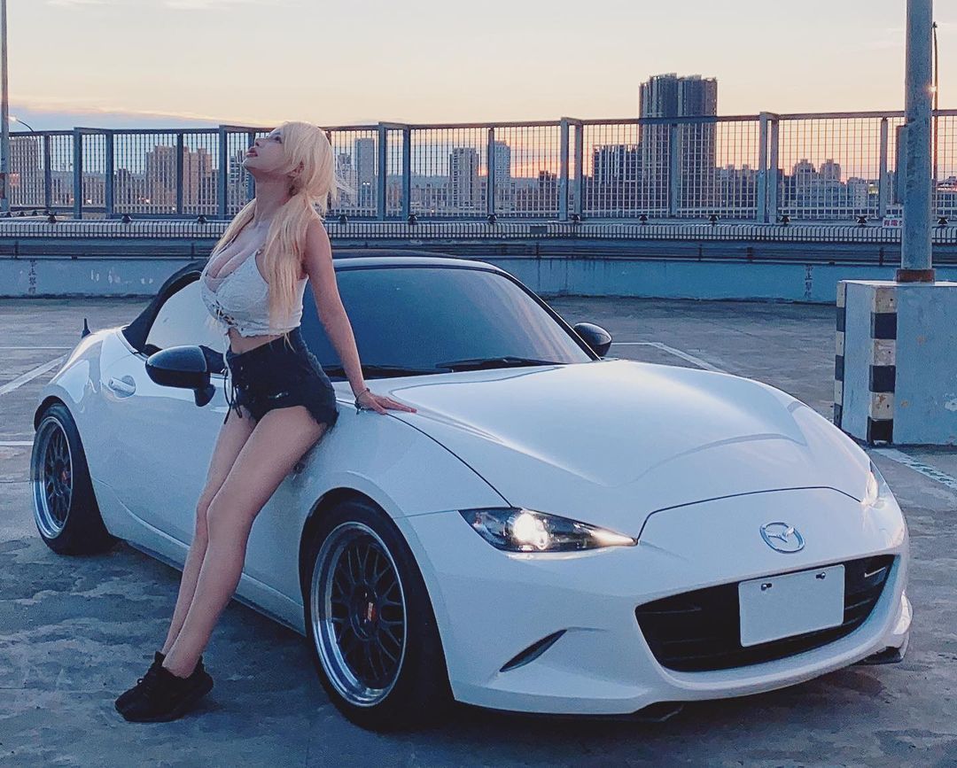 女车主艾妃Aifei，前凸后翘性感惹火，网友：好想上车