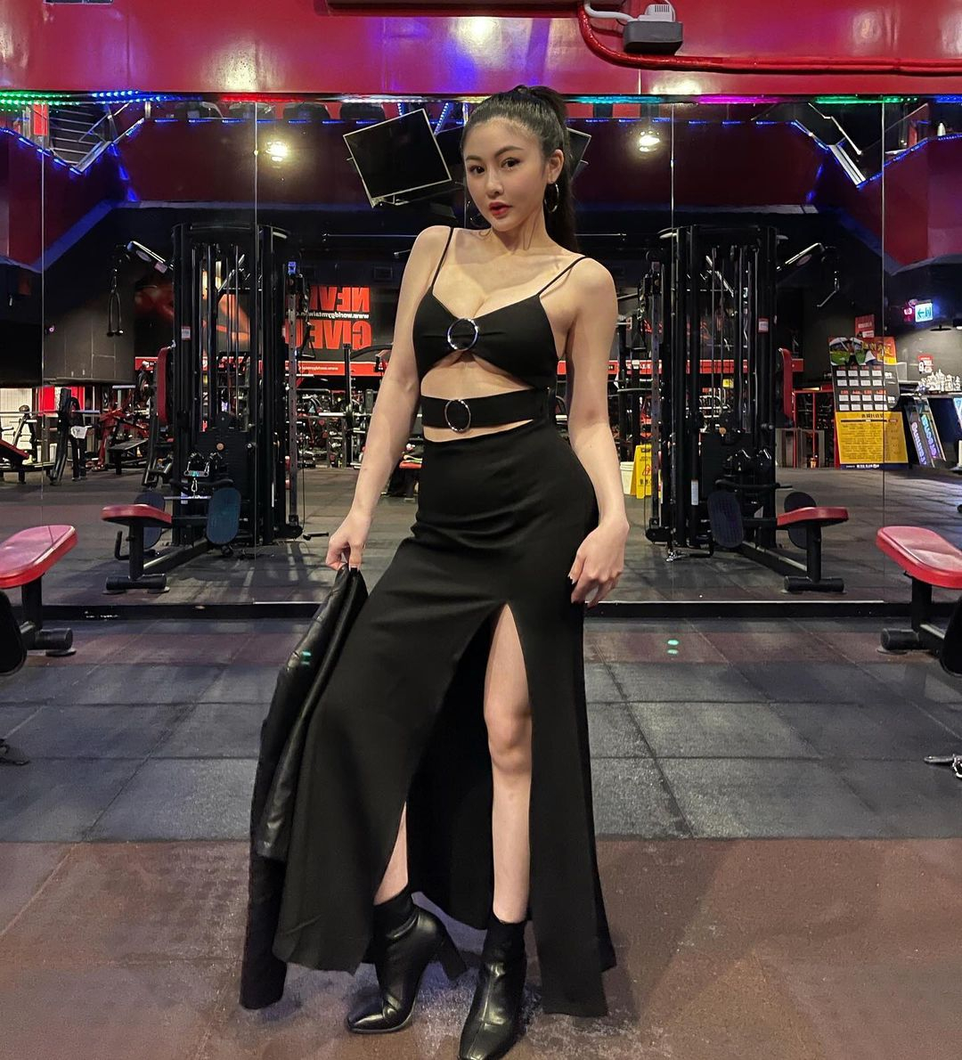 World Gym南京店正妹教练可薇Vivian 好诱人的蜜桃