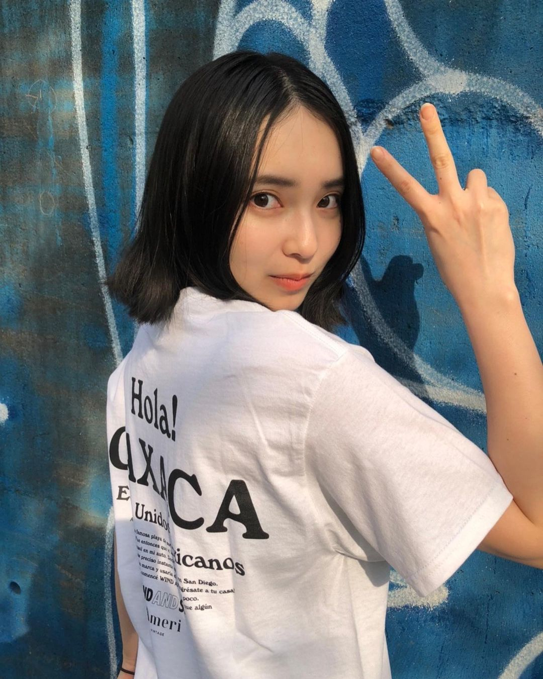 21岁日本美少女「大原梓」示范各种性感躺姿