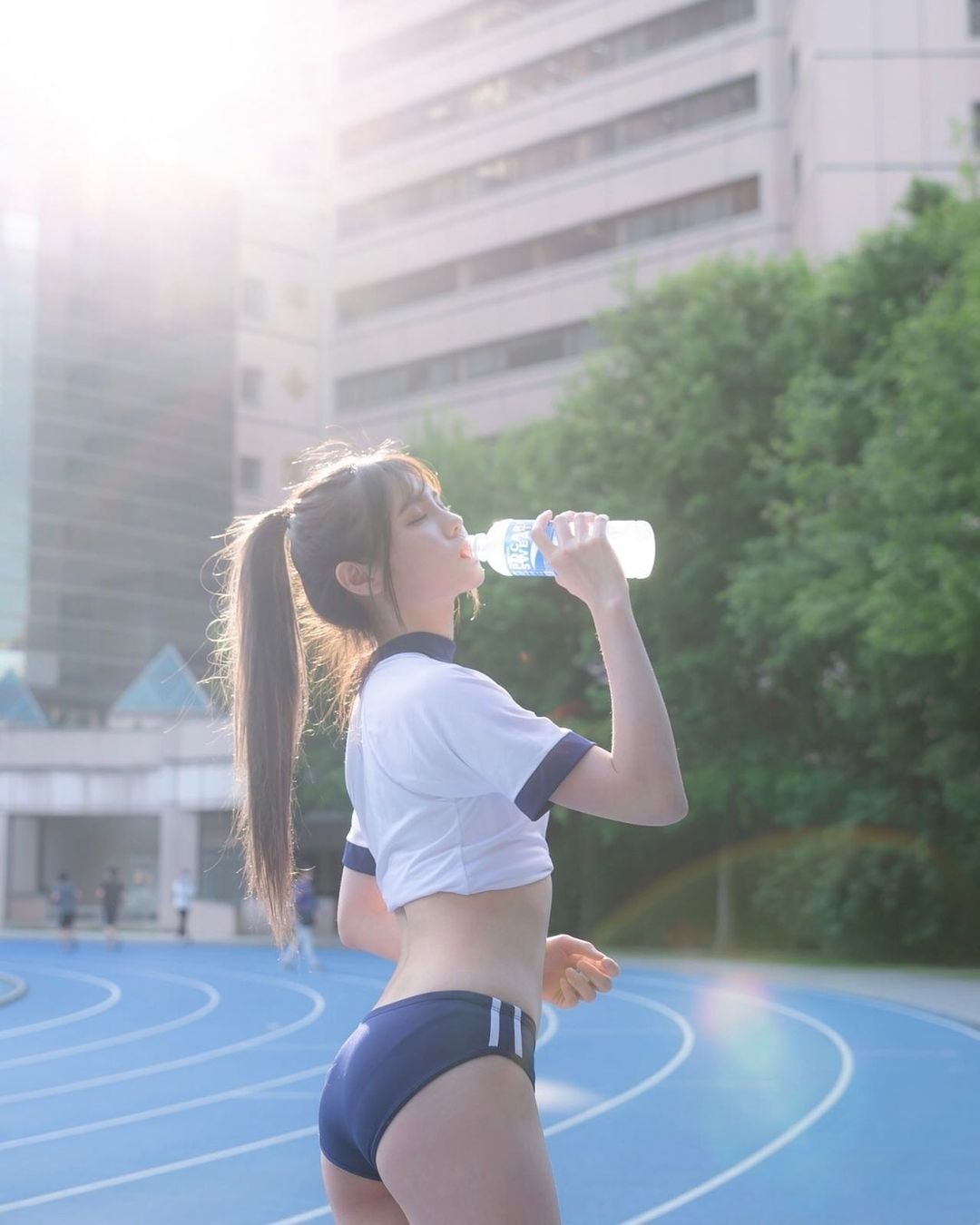 超甜美阳光的「学生妹」，运动服秀出「雪白蛮腰＋纤细美腿」