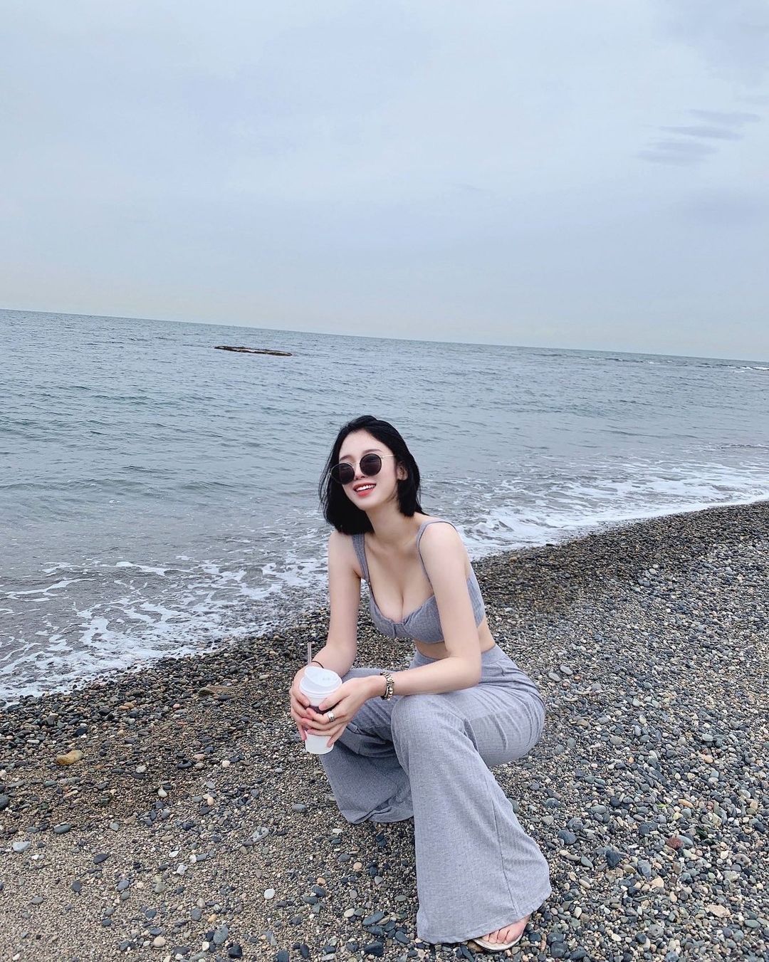 海边遇到这么火辣性感的极品大姊姊