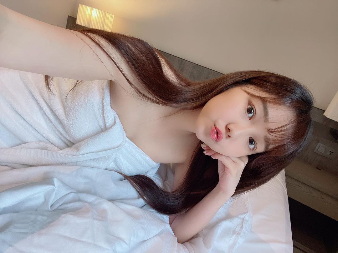 绝对的OL制服诱惑 身高175的金莎Mimi成为办公室的风景线