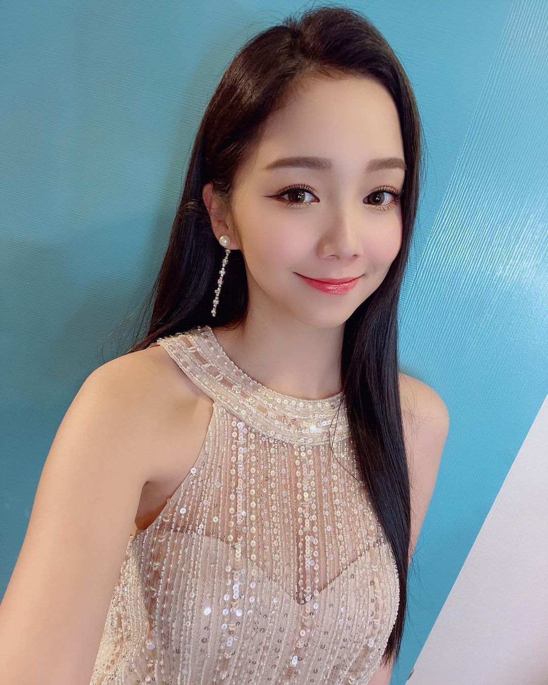绝对的OL制服诱惑 身高175的金莎Mimi成为办公室的风景线