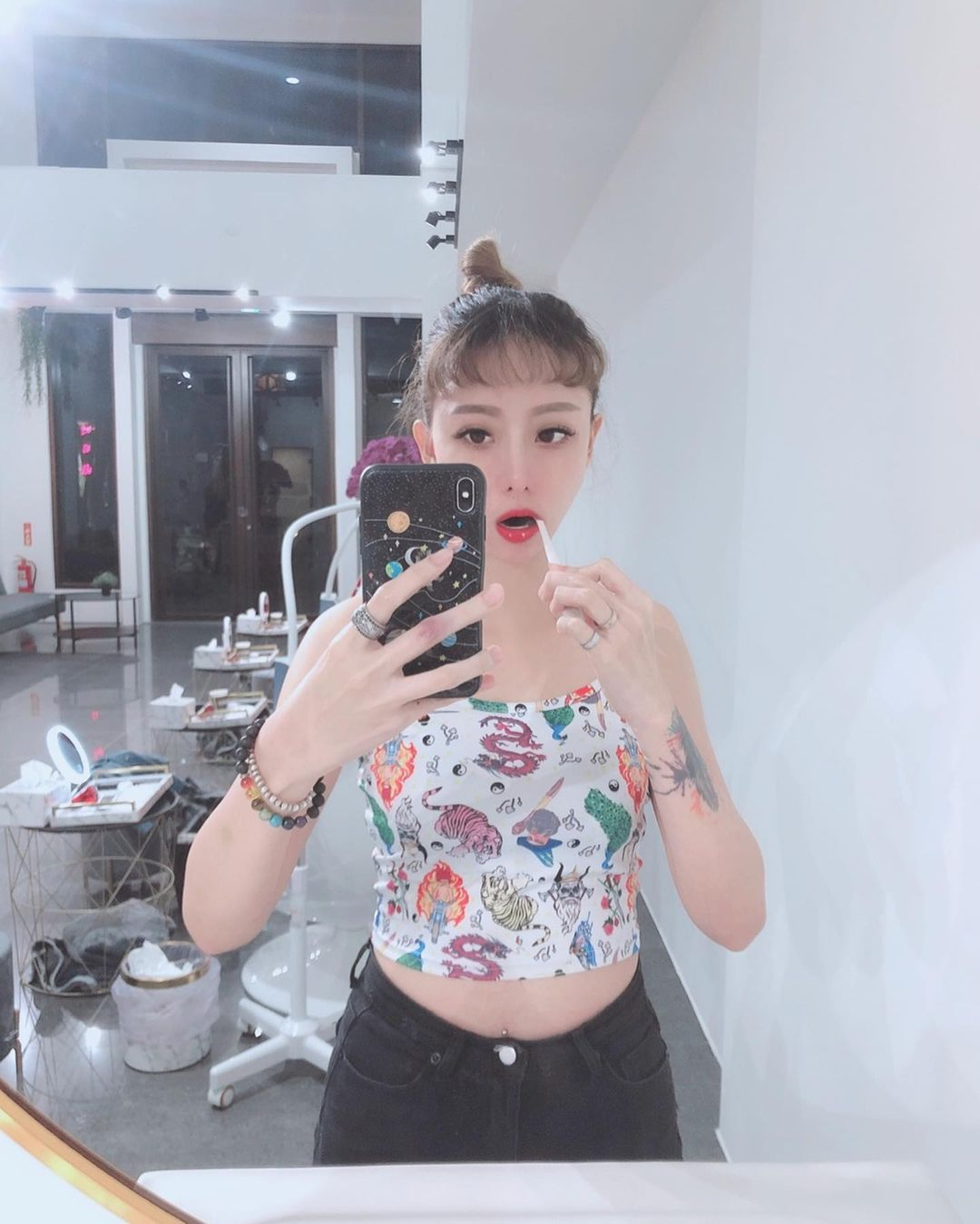 专业的DJ妹大丁 夜晚户外美拍