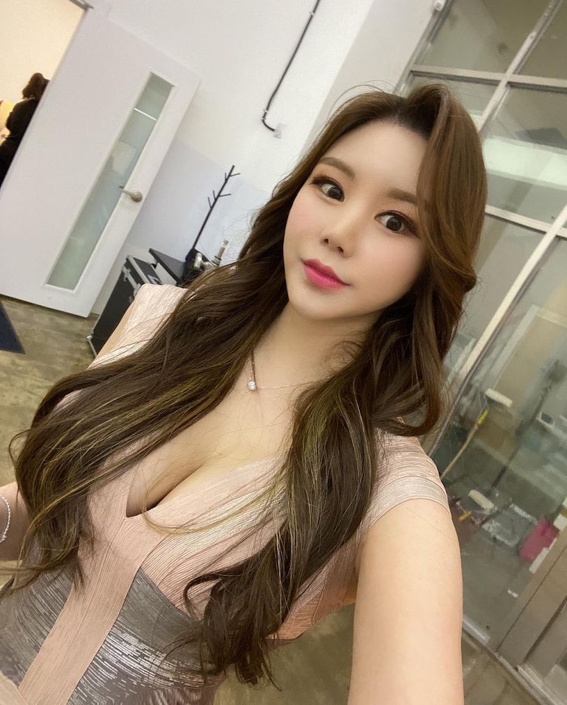 韩国美女药剂师「 최 윤 혜 」很凸出的型呀～