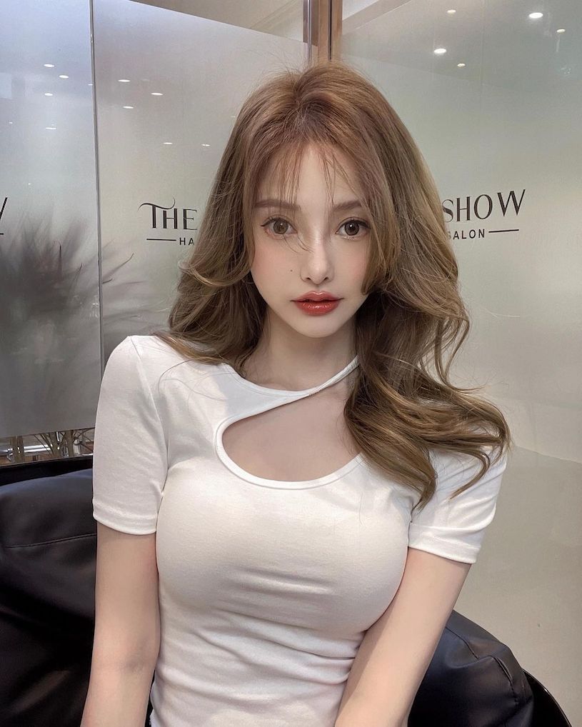 拥有性感的S曲线，脸蛋更是神似大陆女星「Angelababy」