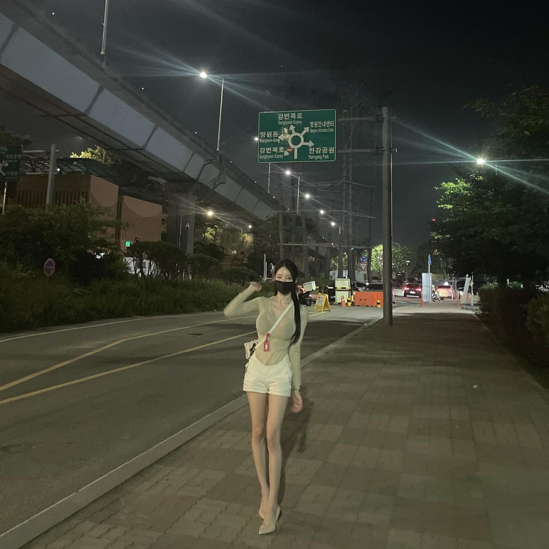 来自韩国的23岁正妹「( 유 화 )JIYEON」双迷人长腿的女孩