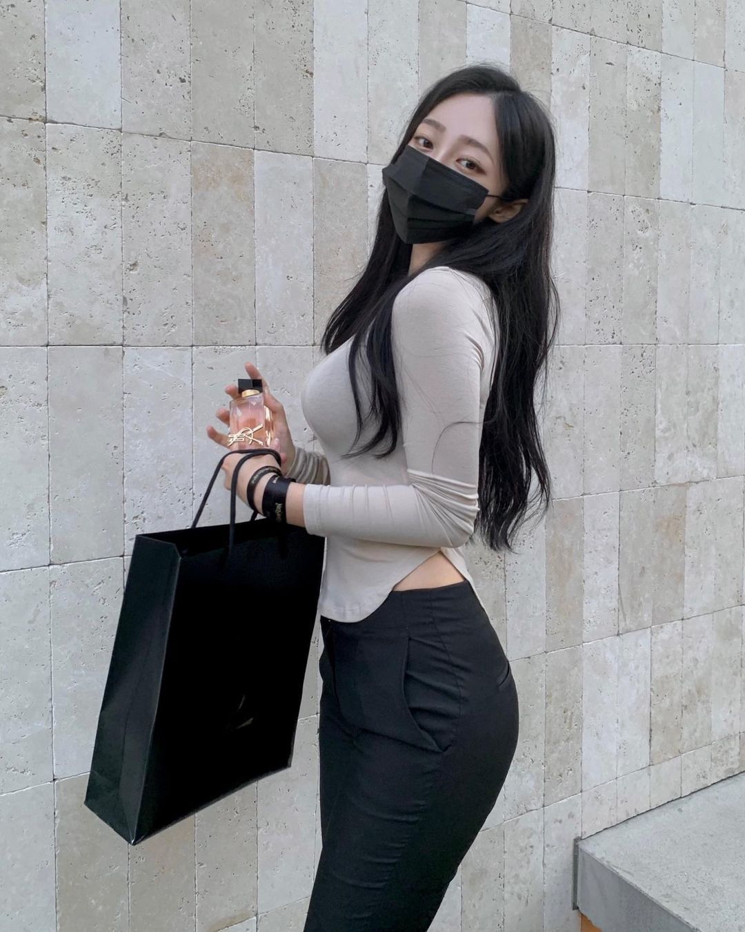 什么叫做天菜颜值！路边展现超完美身材