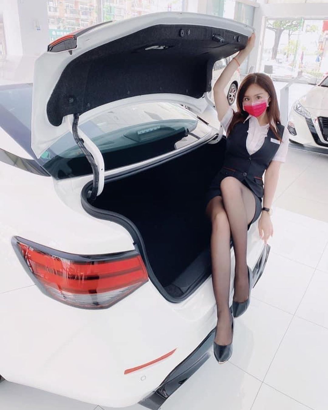 脸书吸引超过万人追踪的女郎「芳芳」