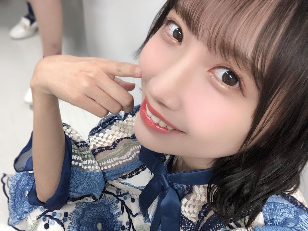 妹系偶像甜美长相、精致五官，更有着水汪汪大眼睛