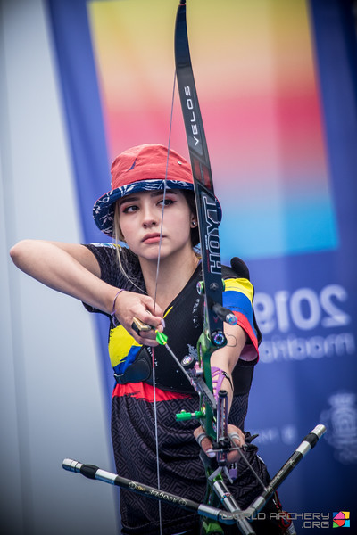 来自哥伦比亚的艾科丝达（Valentina Acosta Giraldo）射箭正妹