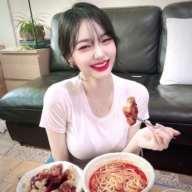 白雪公主「김현지」紧身短T则很衬托好曲线！