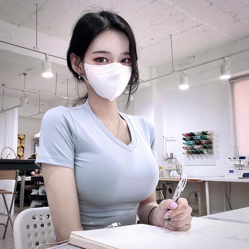 白雪公主「김현지」紧身短T则很衬托好曲线！