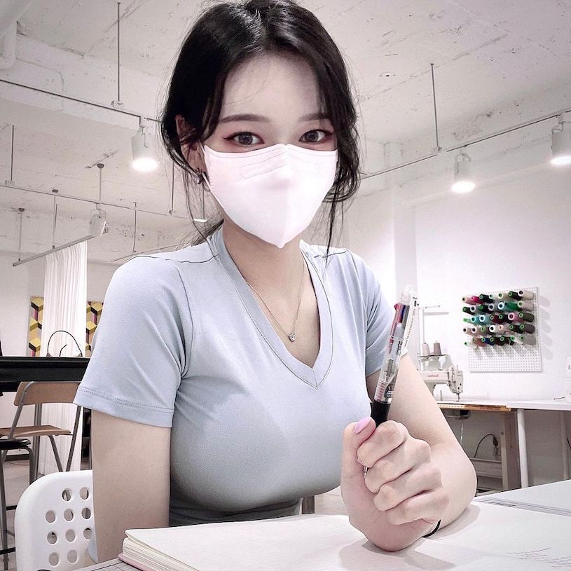 白雪公主「김현지」紧身短T则很衬托好曲线！