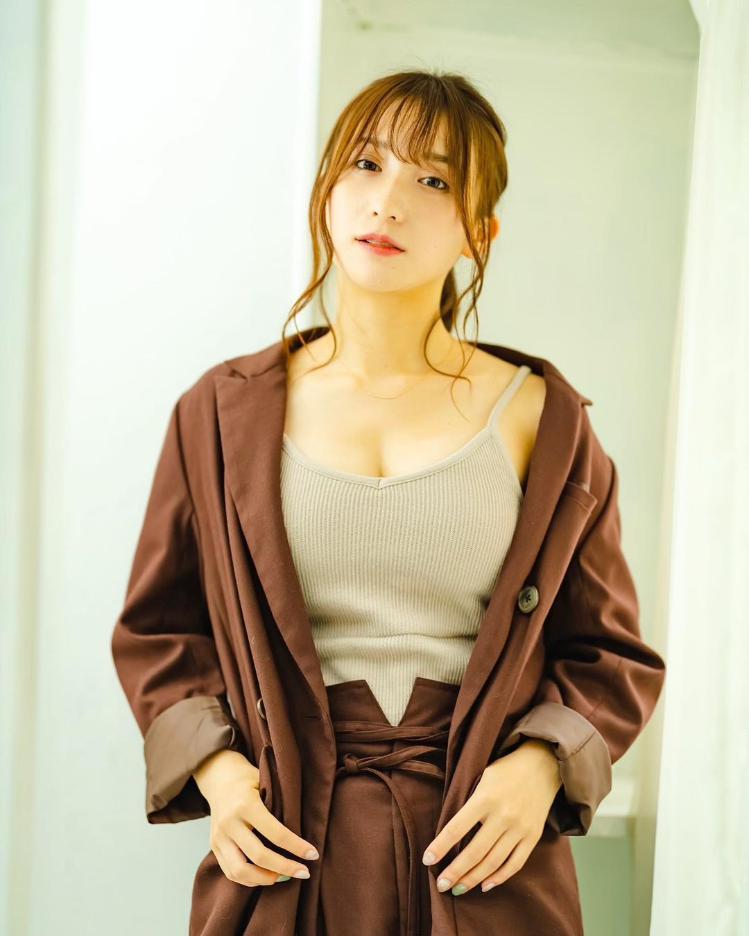24 岁的日本女星「伊藤爱真」拍写真「性感」不藏了