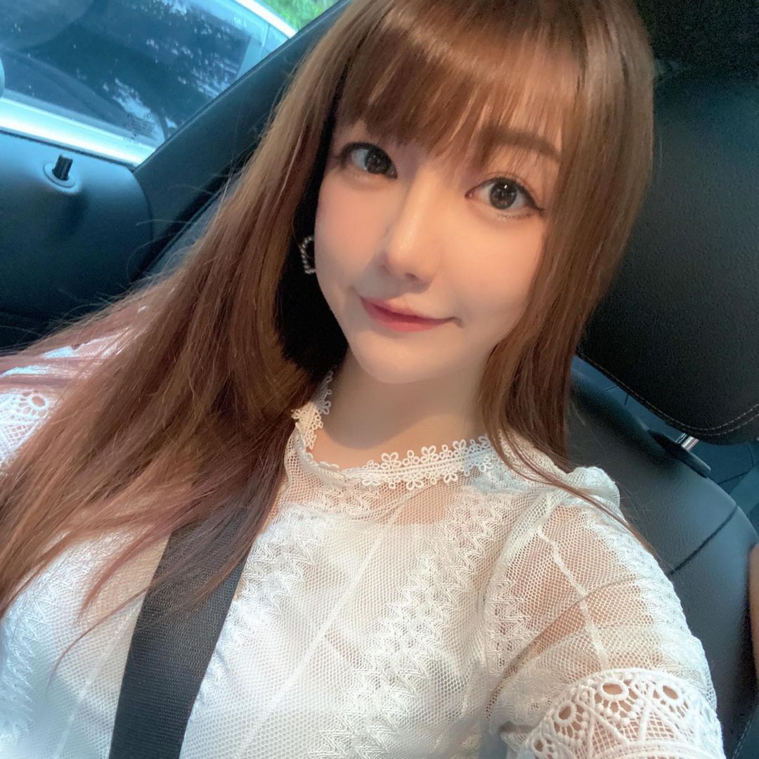 女司机「Yukina优熙」黑窄裙开车秀美腿