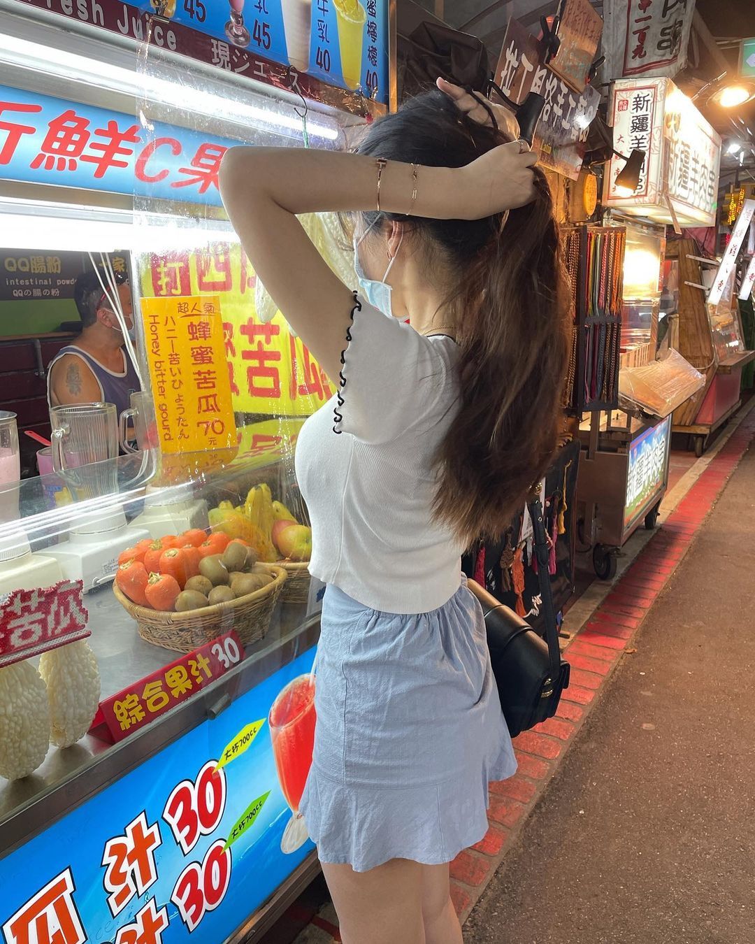 「马尾短裙正妹」逛夜市买果汁，光背影美腿就好吸睛，正面果然没失望！