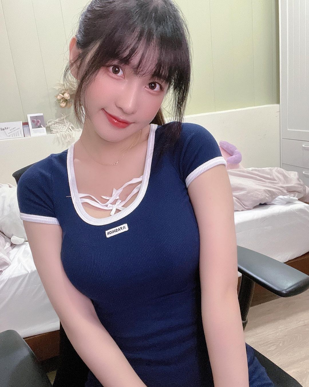 「马尾短裙正妹」逛夜市买果汁，光背影美腿就好吸睛，正面果然没失望！
