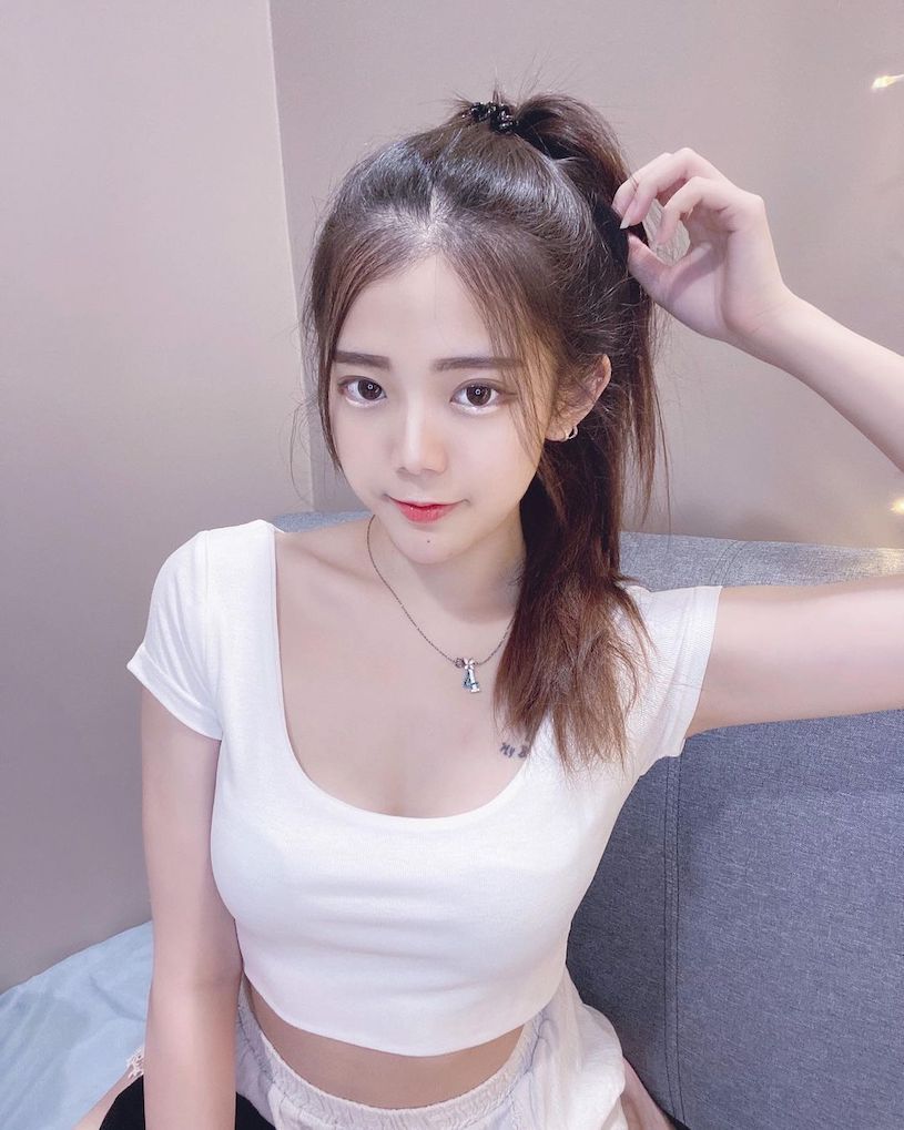 可爱正妹穿短上衣「小露」性感的纤腰曲线太吸粉！
