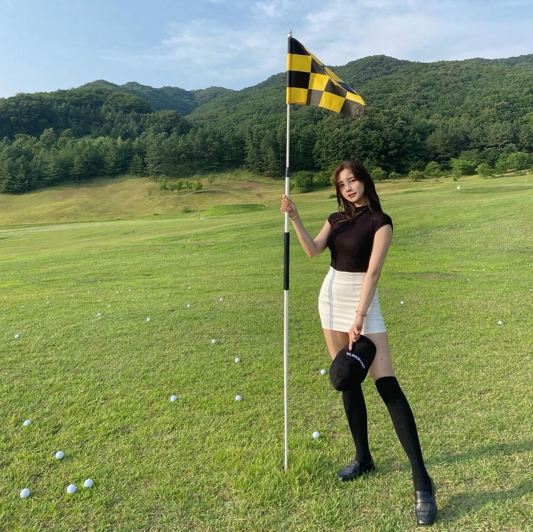 高尔夫球场偶遇无袖紧身针织衫大美女
