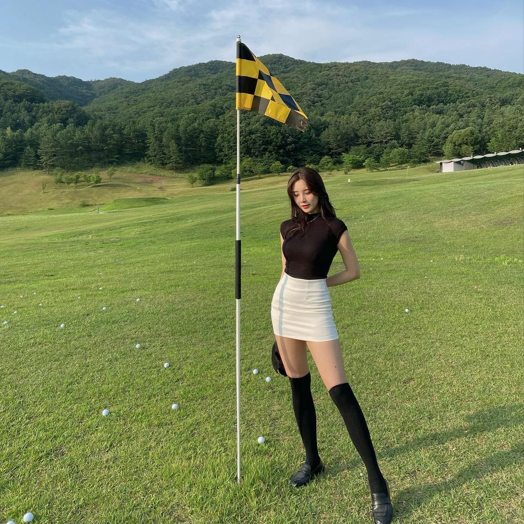 高尔夫球场偶遇无袖紧身针织衫大美女