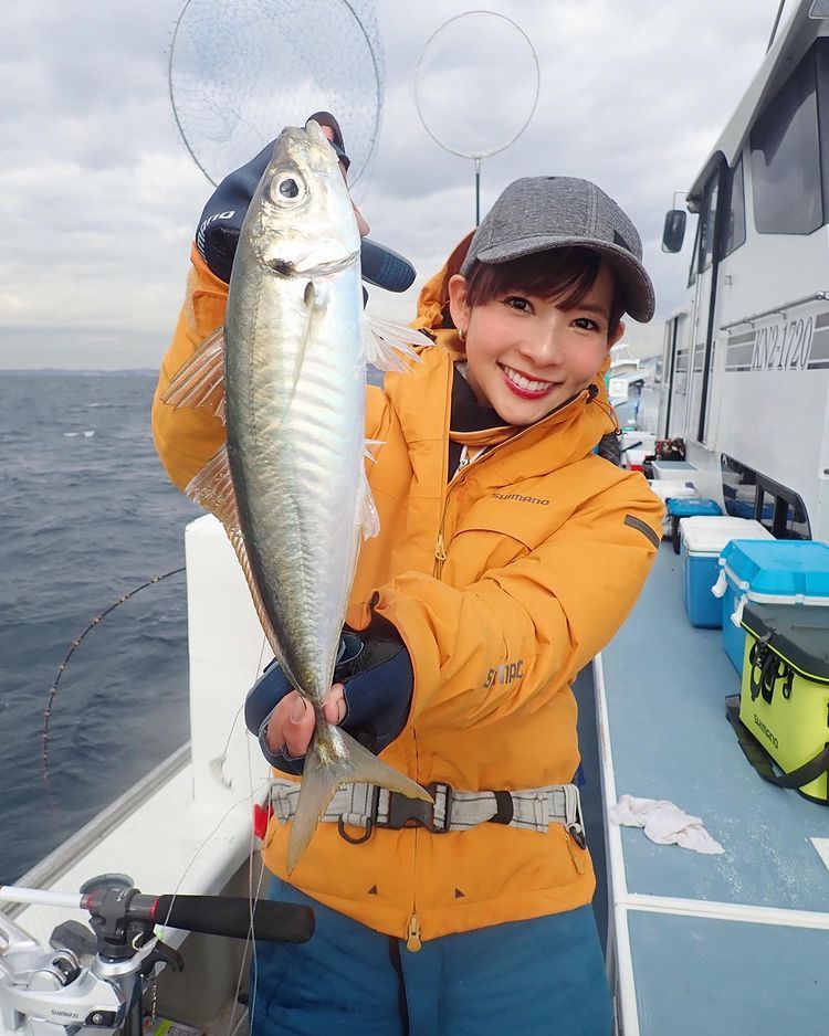 二十出头被冠上钓鱼高手的日本美少美女阪本智子