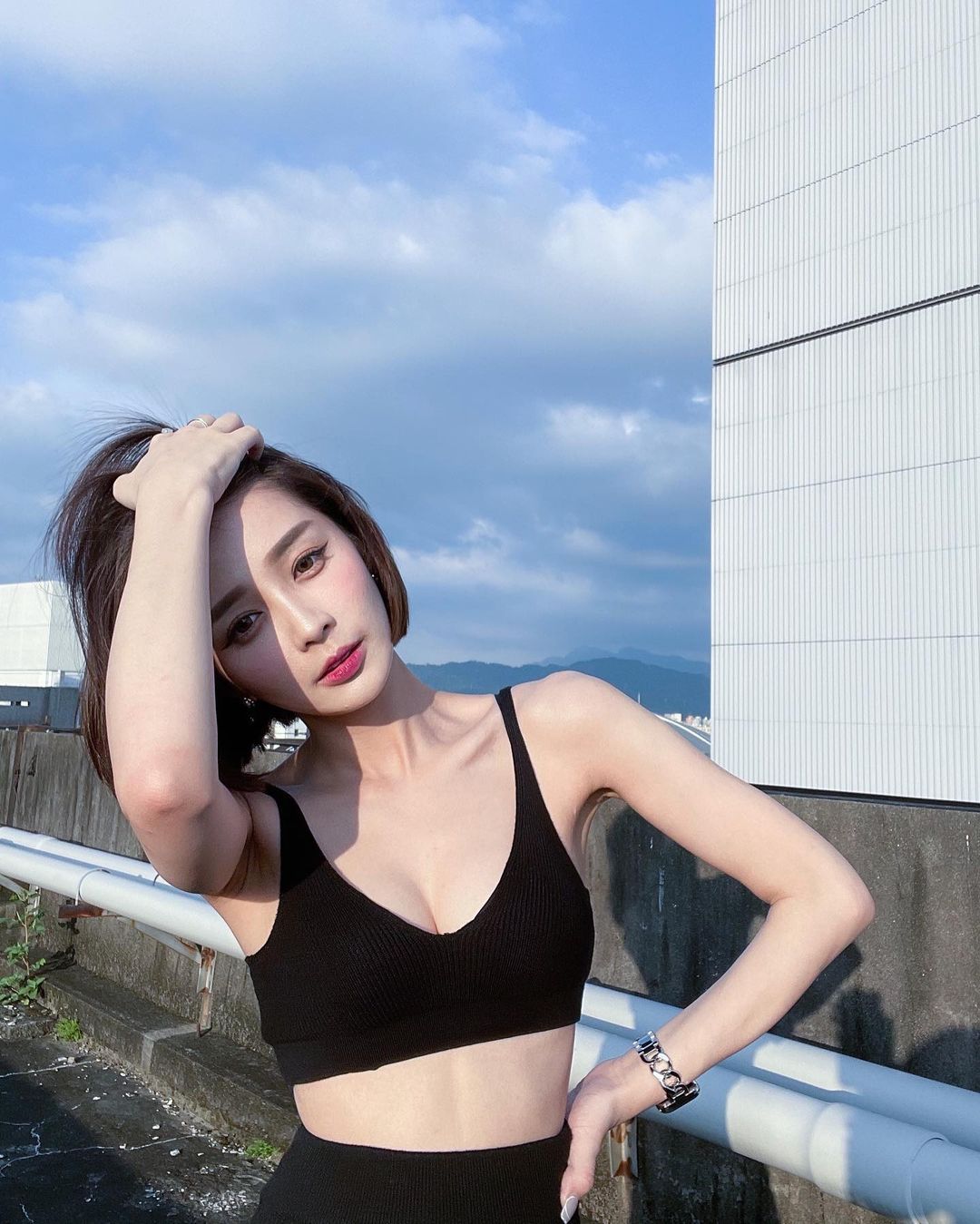 凹凸有致的正妹 彤羽 关键还有水蛇腰！