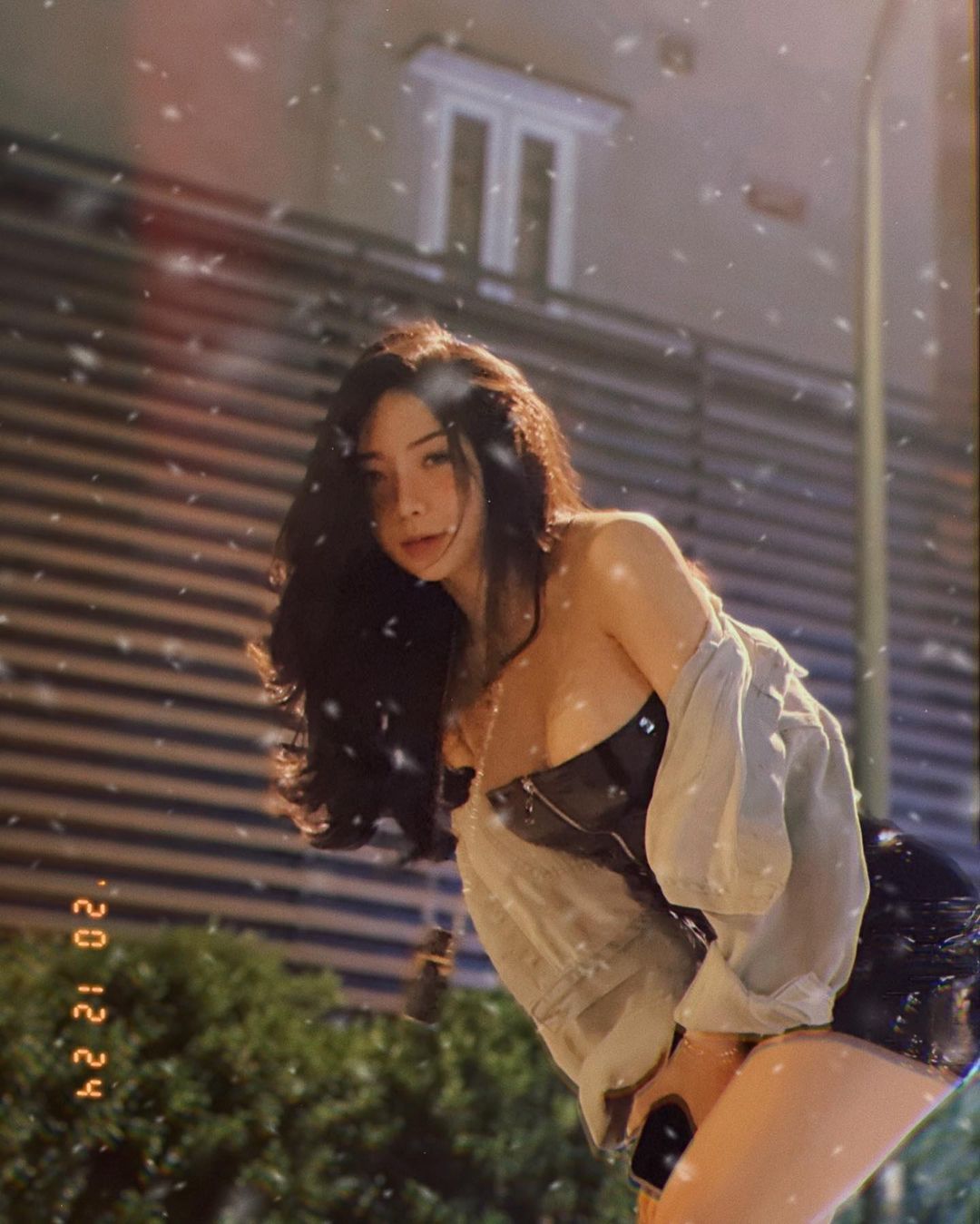 路边偶遇机车女神S曲线太亮眼了