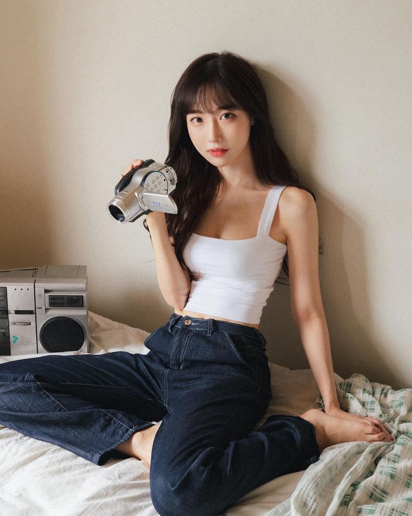 韩国正妹女演员「박민아」白衬衫拿证件的模样，让人好想认识她~