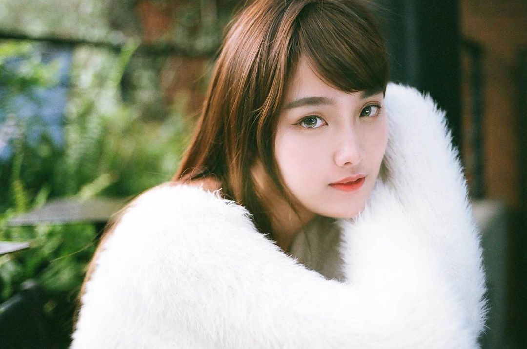 气质正妹「雪宁」美腿修长好迷人，贴身秀出小巧翘臀曲线！