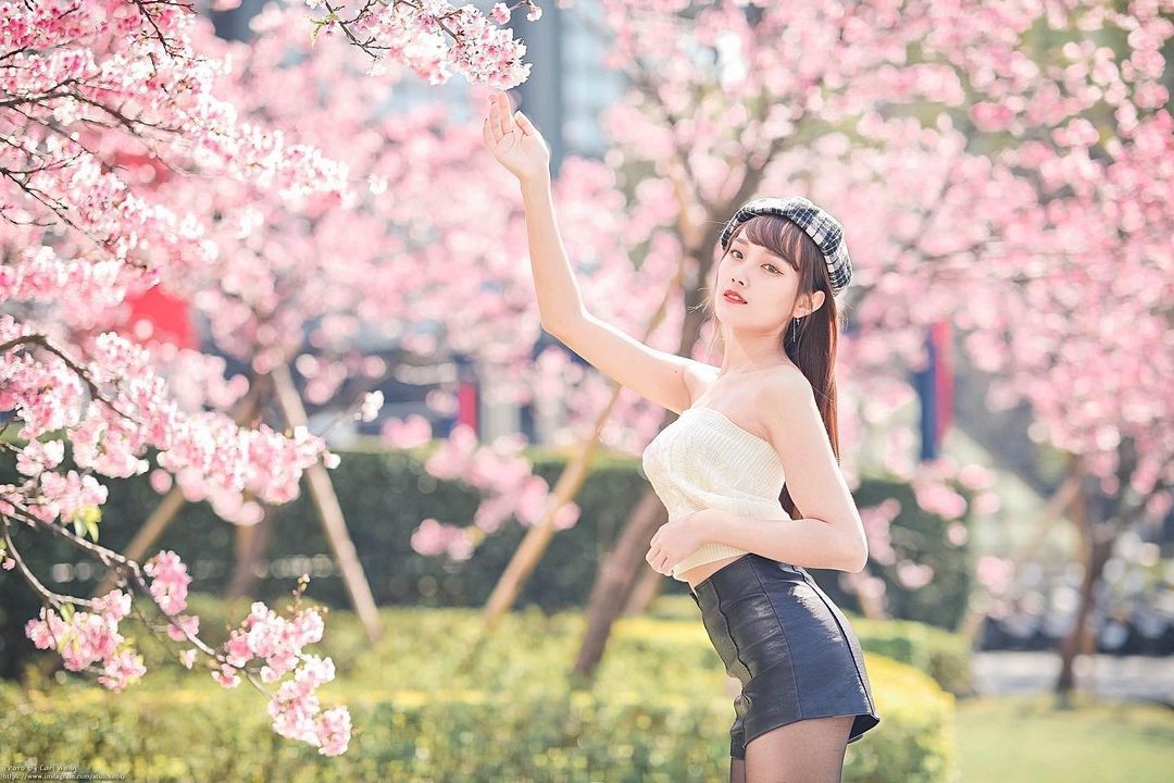 气质正妹「雪宁」美腿修长好迷人，贴身秀出小巧翘臀曲线！