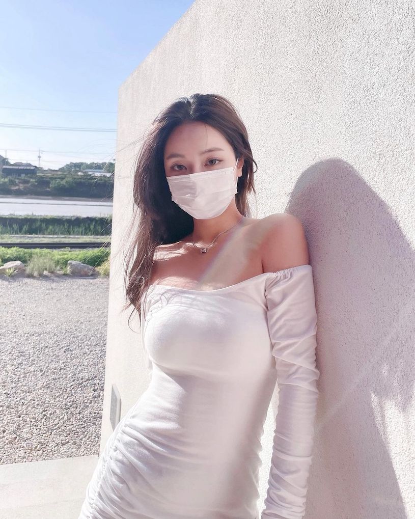 打开车门的「性感小姐姐」，「火辣前倾视角」让人疯狂！