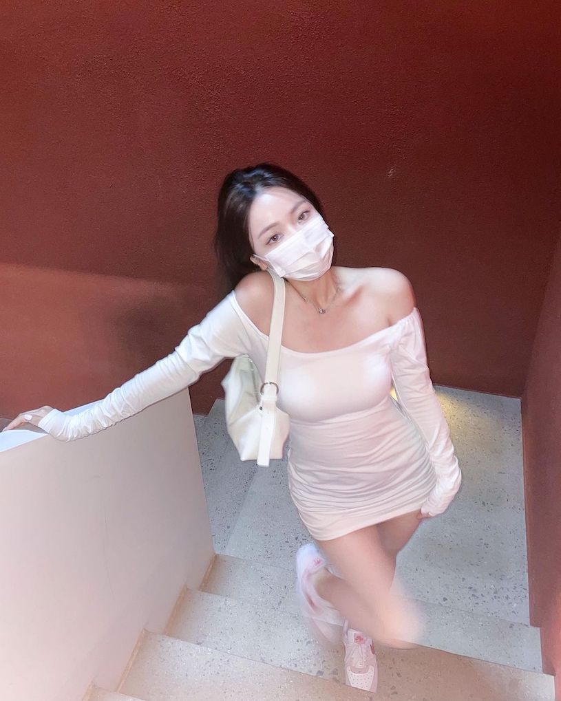 打开车门的「性感小姐姐」，「火辣前倾视角」让人疯狂！