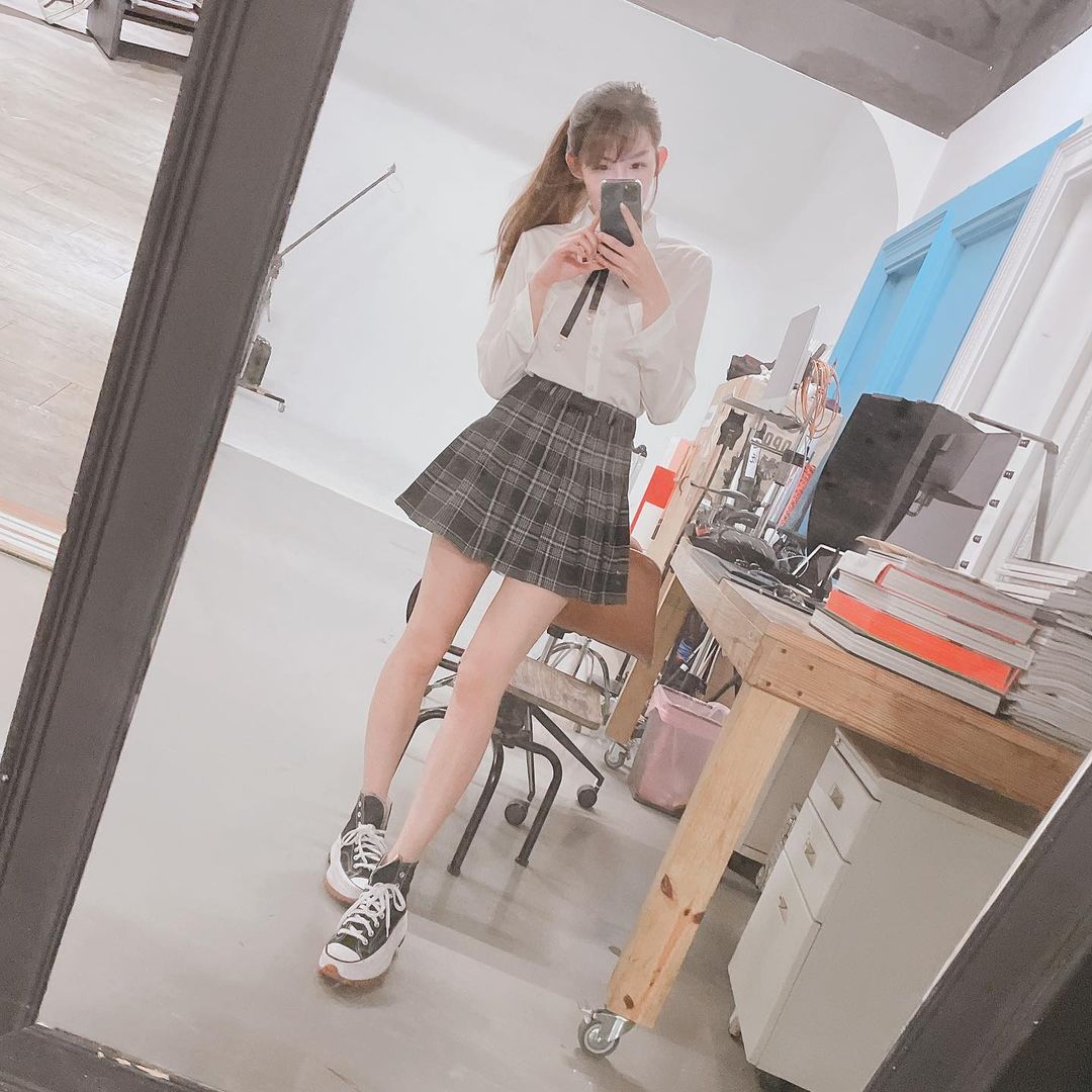 白皙纤瘦「马尾萌妹」媛媛美腿迷人