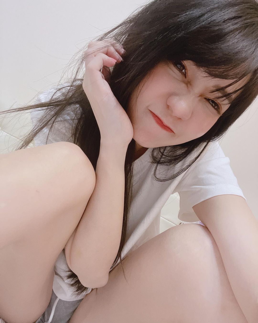 白皙纤瘦「马尾萌妹」媛媛美腿迷人