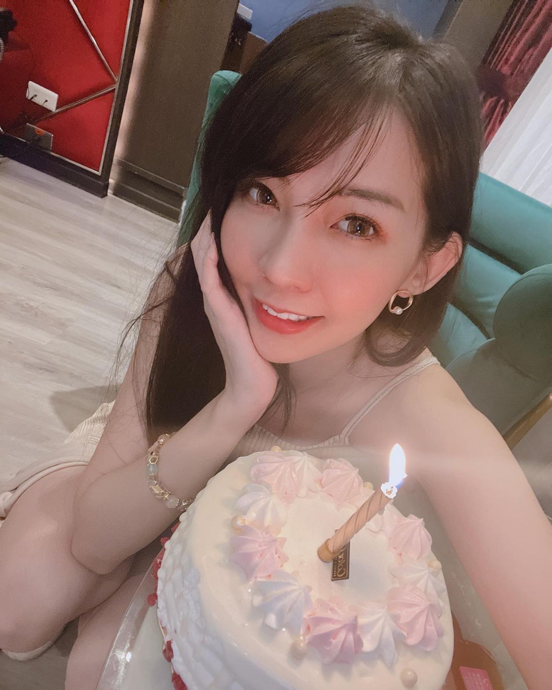 白皙纤瘦「马尾萌妹」媛媛美腿迷人