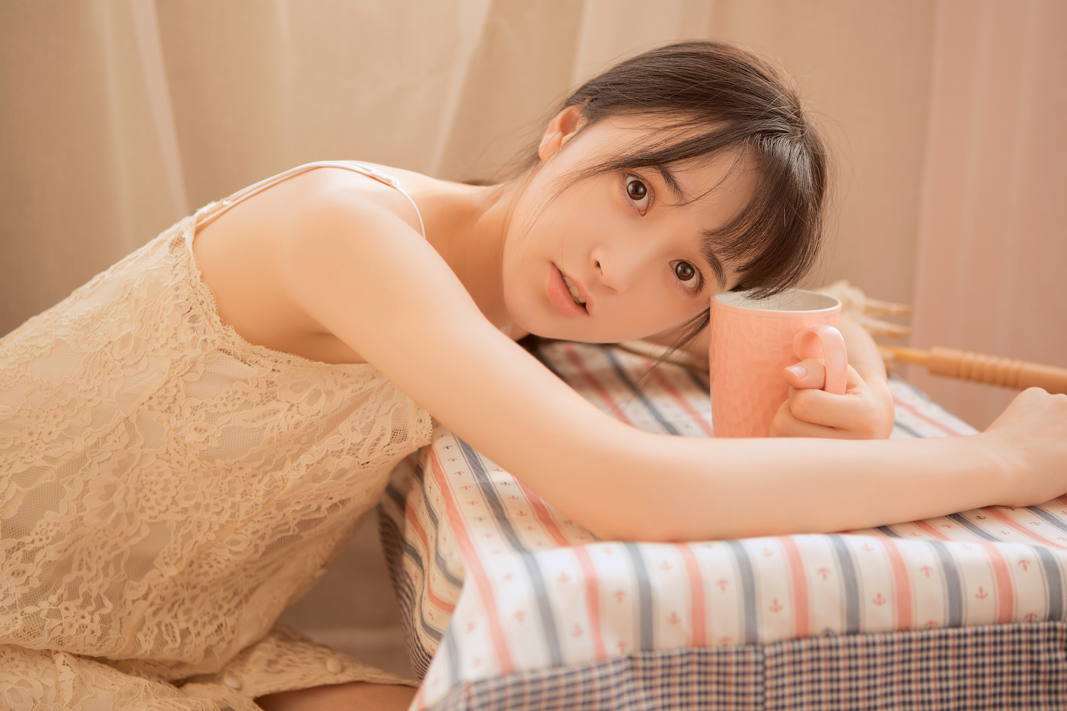 这个妹子有点黄呀~