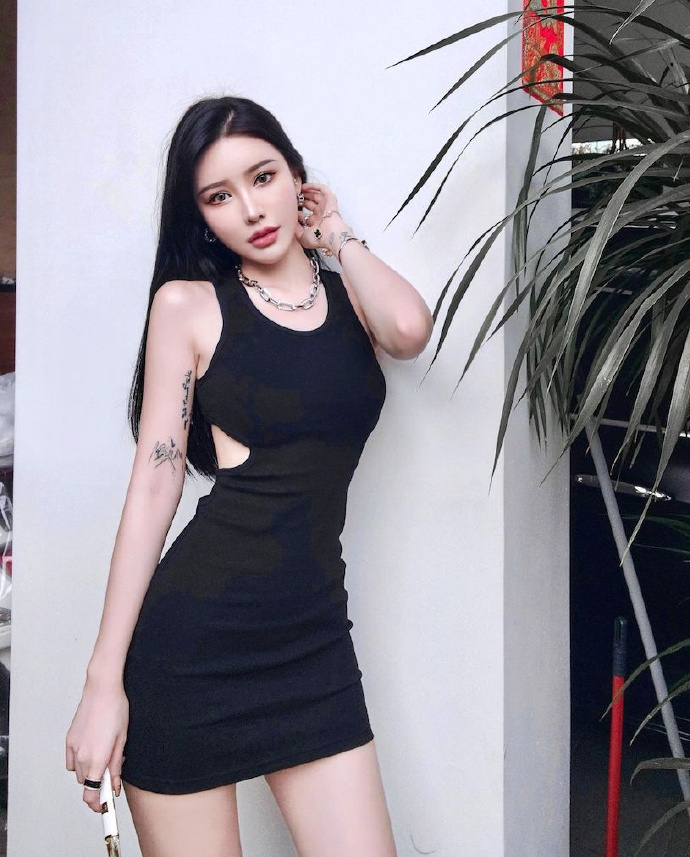 马来西亚正妹 阿曾身材火辣S曲线有条有理