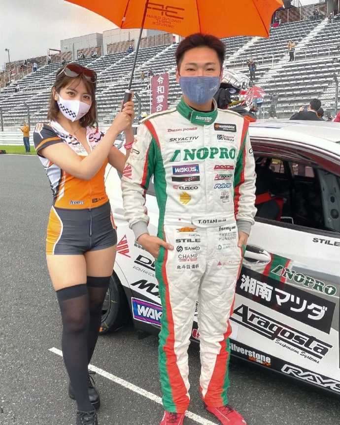 赛道上最甜美身影！ 甜萌赛车皇后「佐々木萌香」魔鬼曲线让人称羡