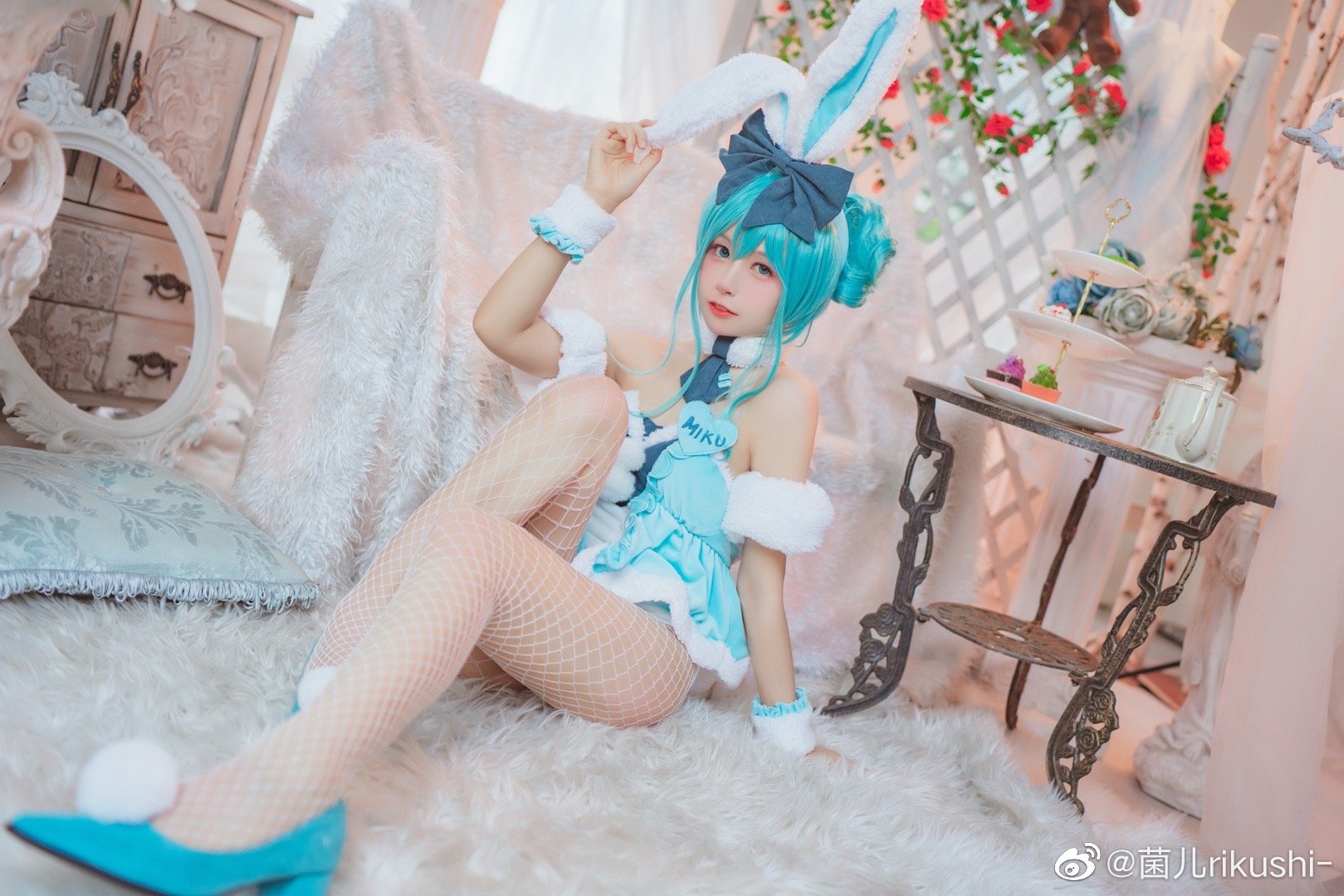 网络红人@菌儿rikushi- 初音未来  白兔mikuCOS作品