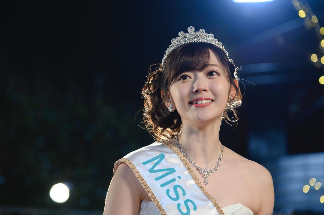 铃木爱理在选美大赛中出演美女的花絮环节中，有“真的是灰姑娘”的声音