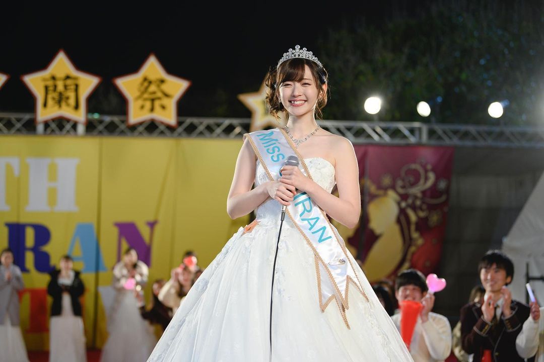 铃木爱理在选美大赛中出演美女的花絮环节中，有“真的是灰姑娘”的声音