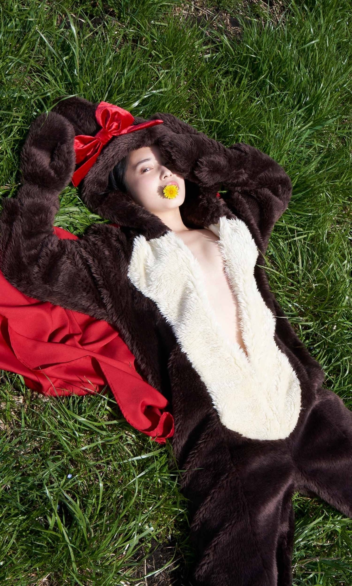 21岁日本美少女「大原梓」示范各种性感躺姿
