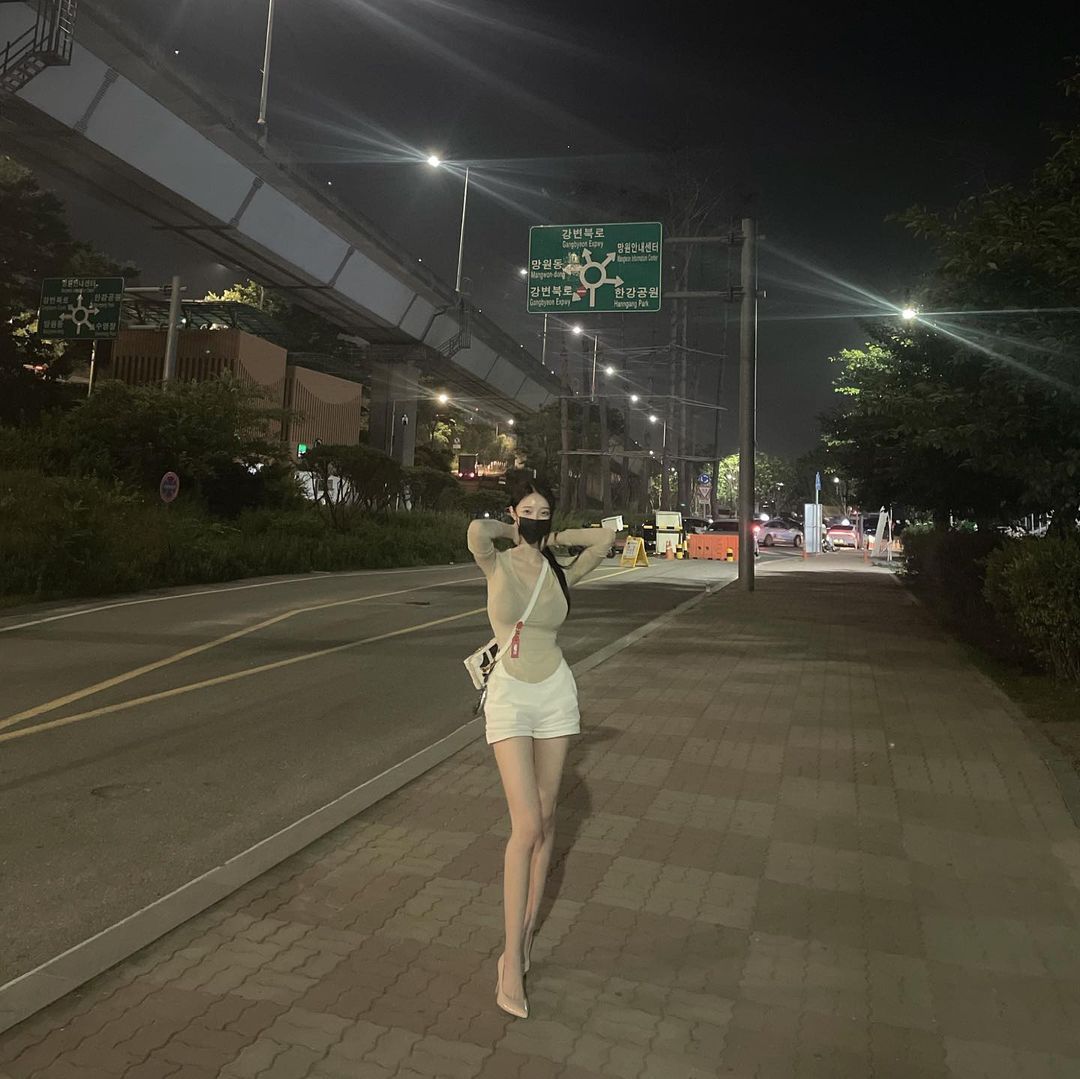 来自韩国的23岁正妹「( 유 화 )JIYEON」双迷人长腿的女孩