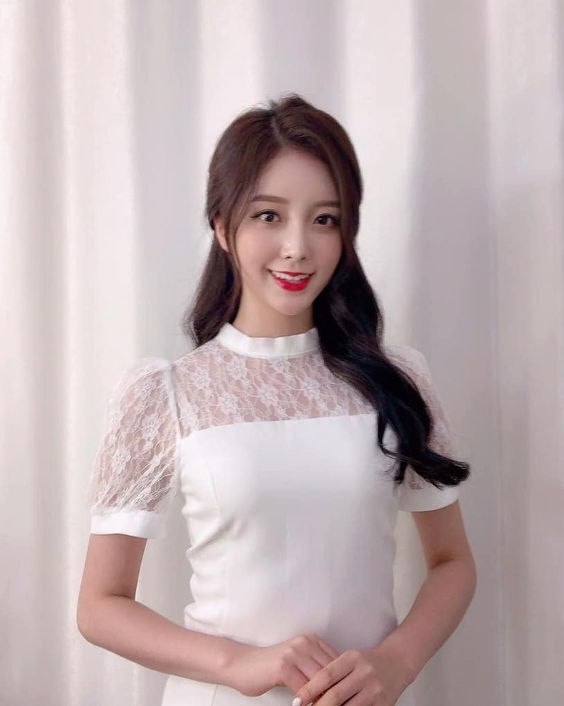 韩国正妹「석수민」白色造型的礼服